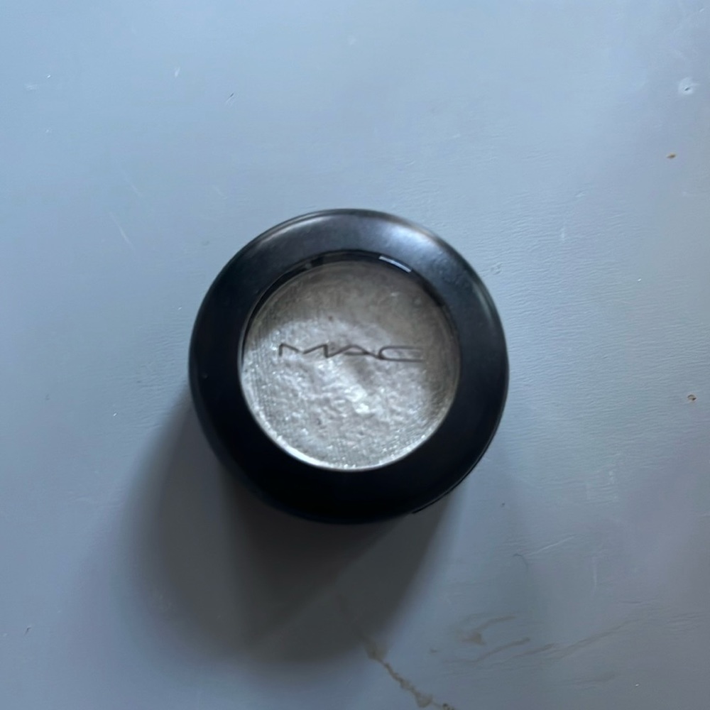 MAC eyeshadow in Forgery